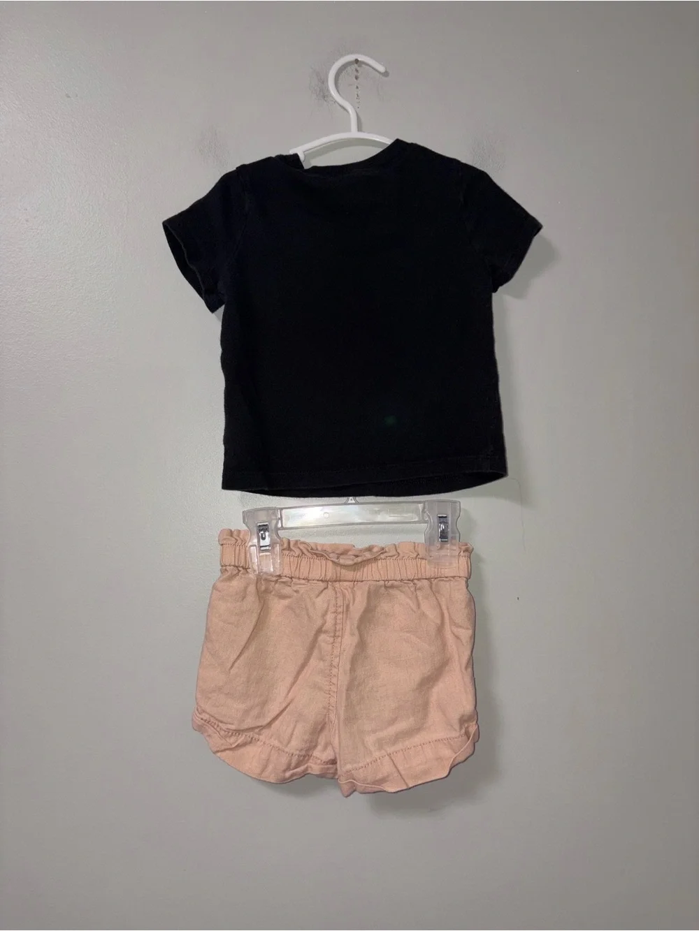 Old Navy Black Tee and Beige Orange Linen Blend Shorts 18-24M